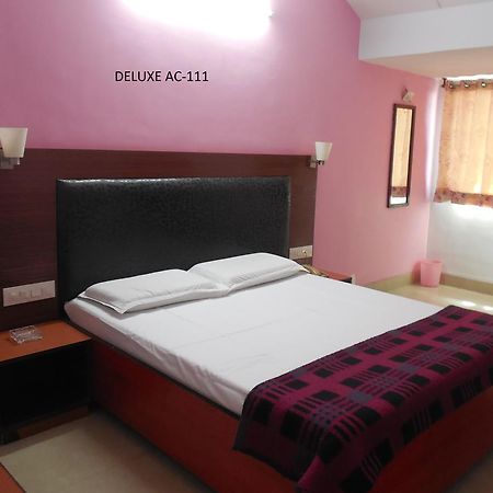 Hotel Silver Springs Ahmedabad Eksteriør billede