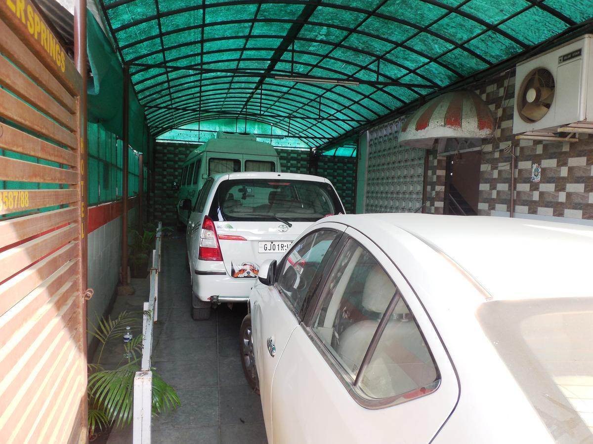 Hotel Silver Springs Ahmedabad Eksteriør billede