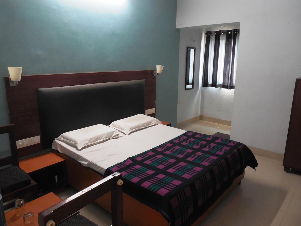 Hotel Silver Springs Ahmedabad Eksteriør billede