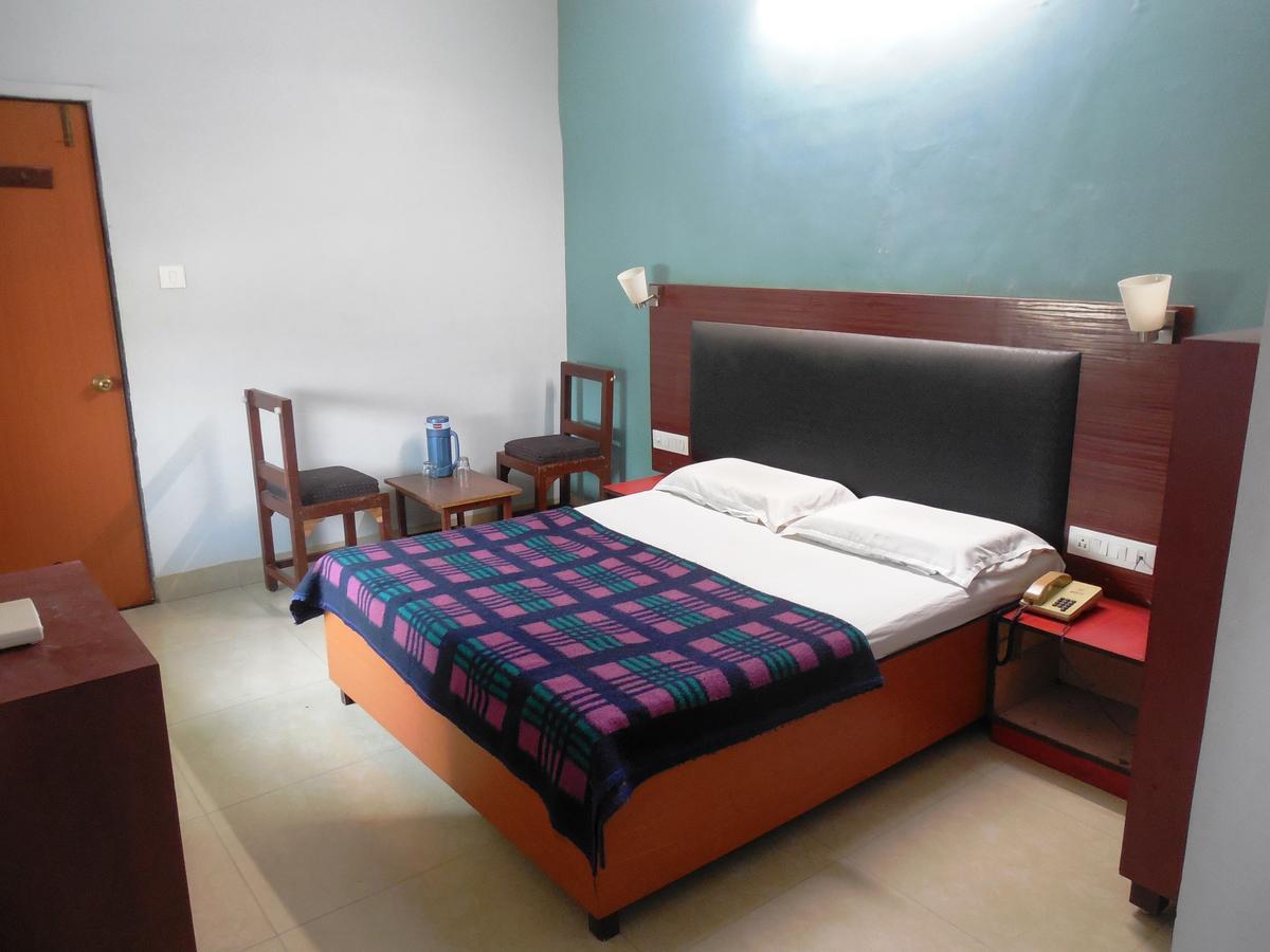 Hotel Silver Springs Ahmedabad Eksteriør billede