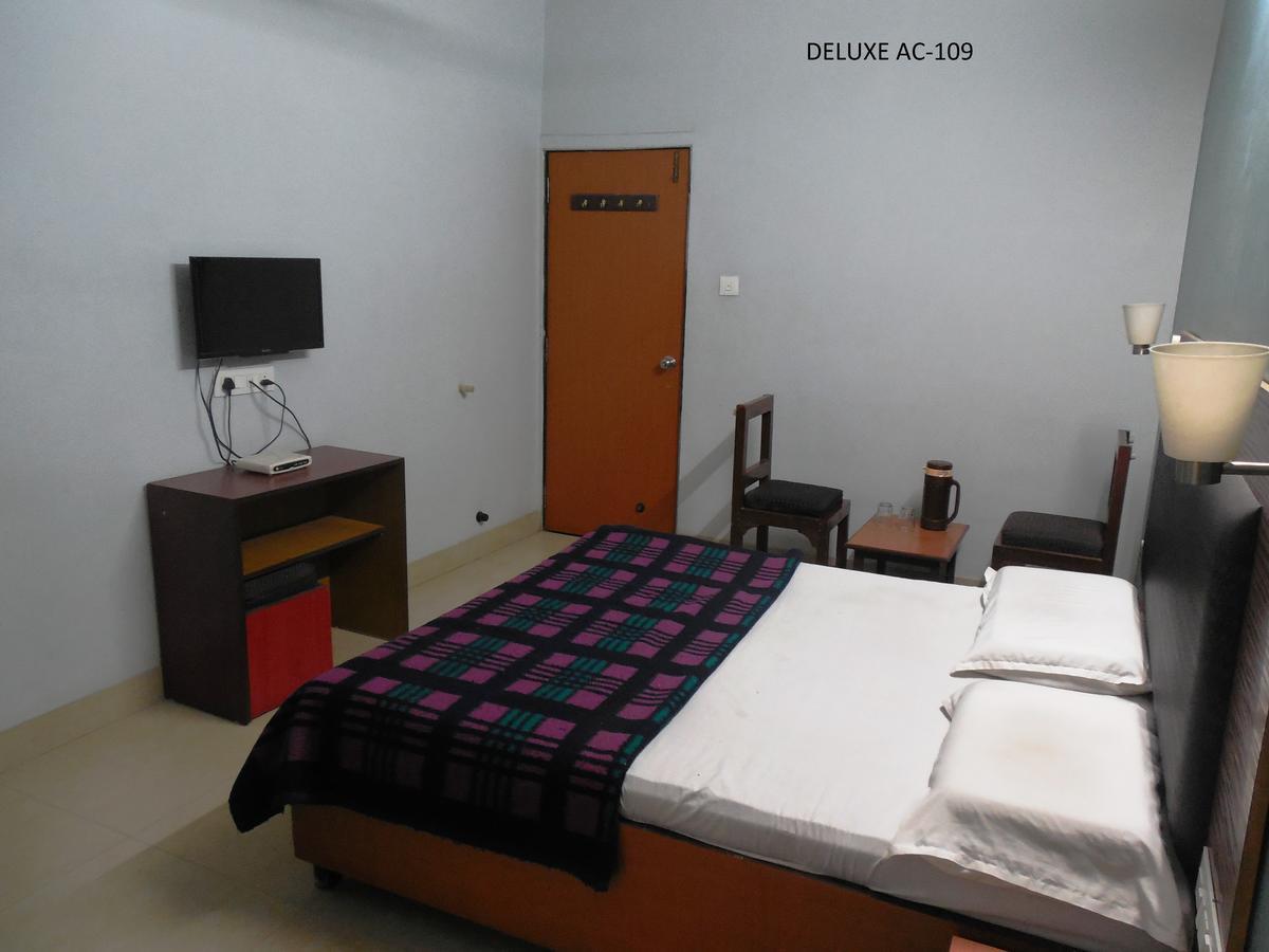 Hotel Silver Springs Ahmedabad Eksteriør billede