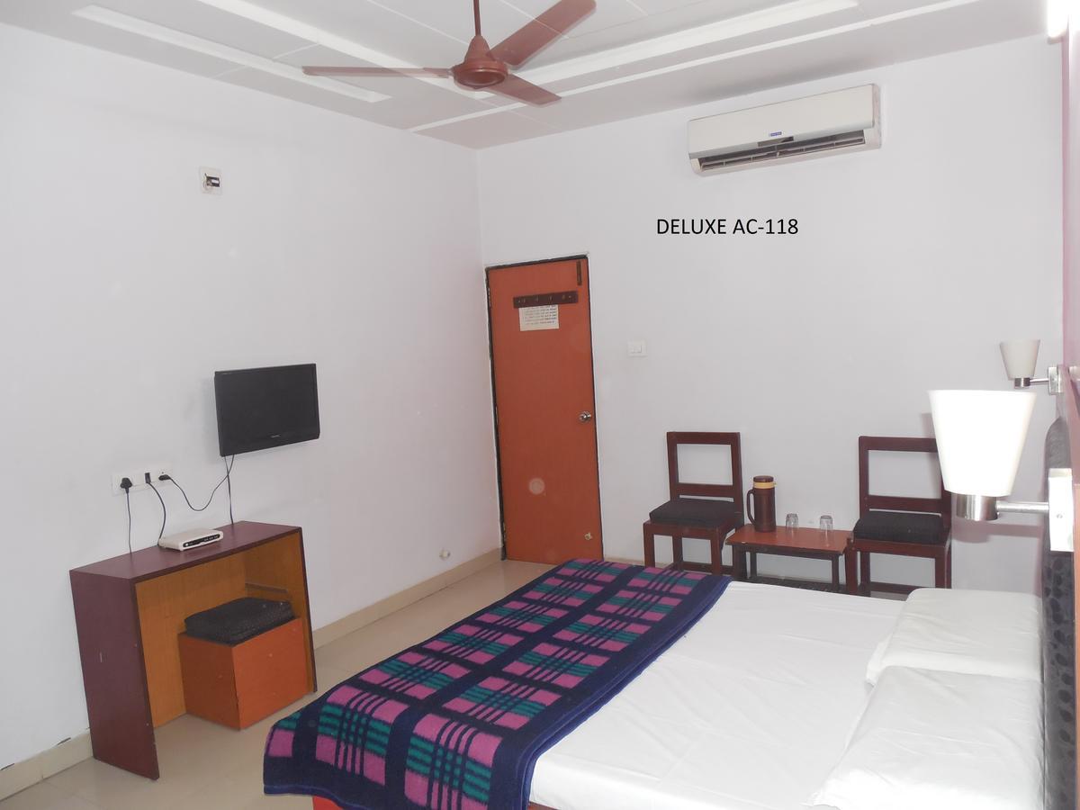 Hotel Silver Springs Ahmedabad Eksteriør billede