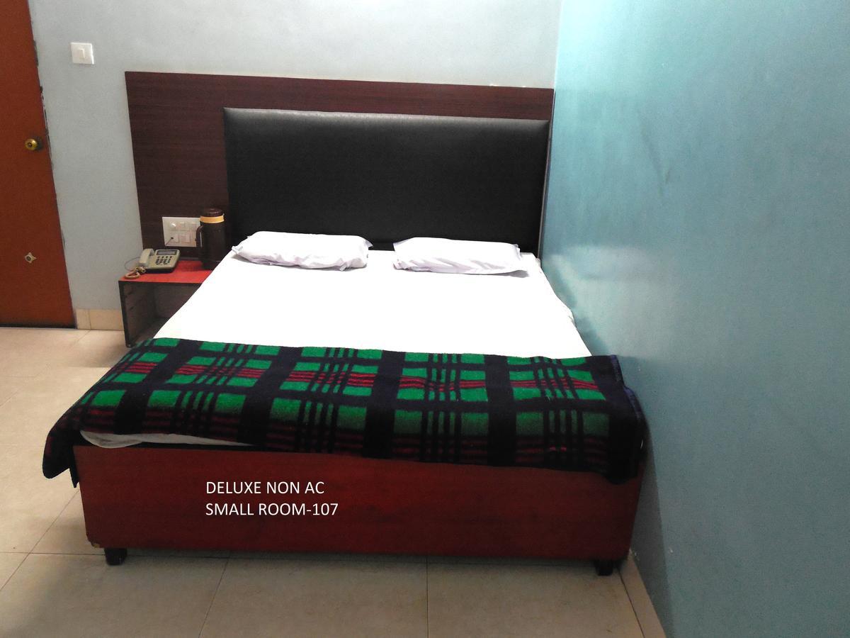 Hotel Silver Springs Ahmedabad Eksteriør billede