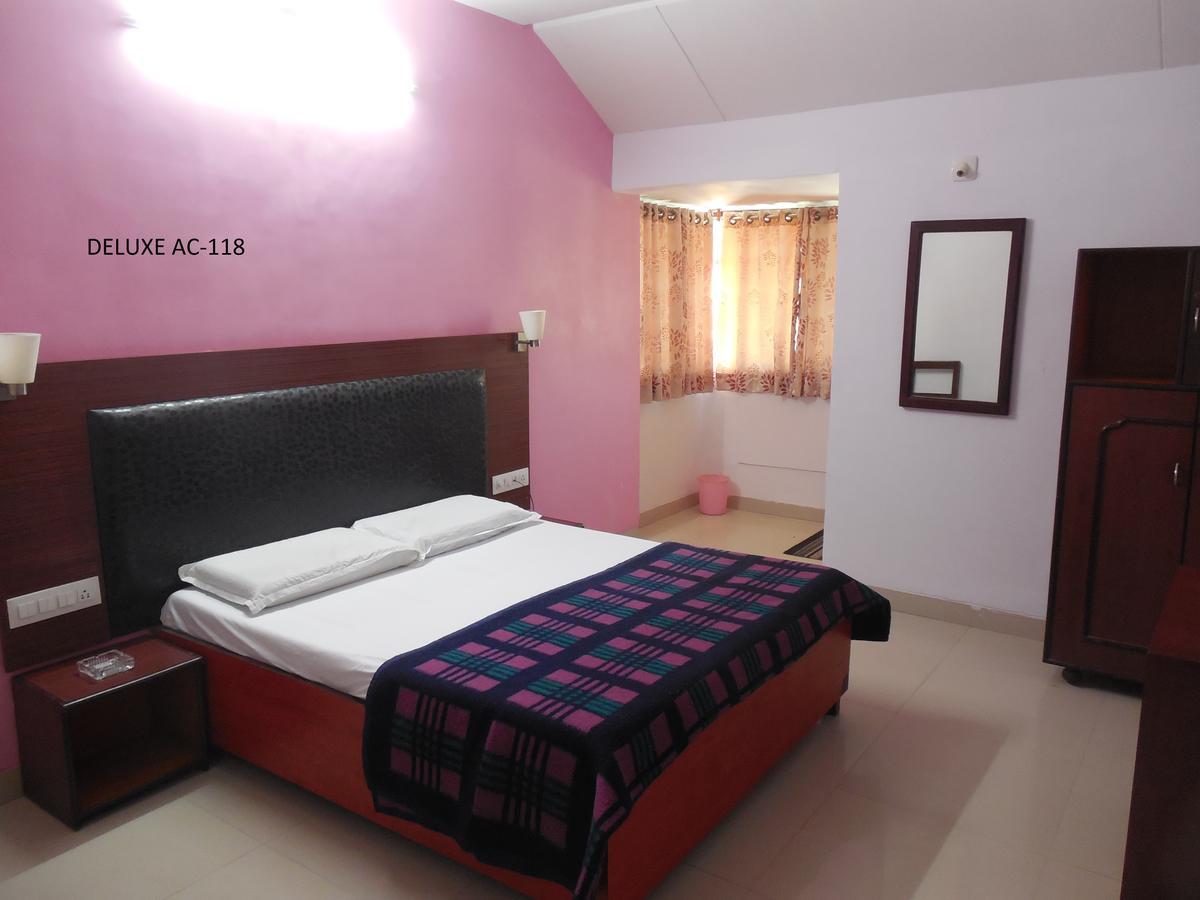 Hotel Silver Springs Ahmedabad Eksteriør billede