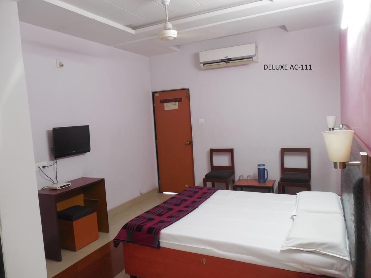 Hotel Silver Springs Ahmedabad Eksteriør billede