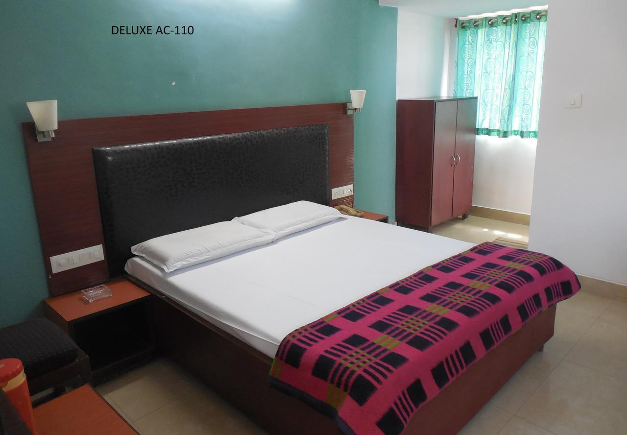 Hotel Silver Springs Ahmedabad Eksteriør billede