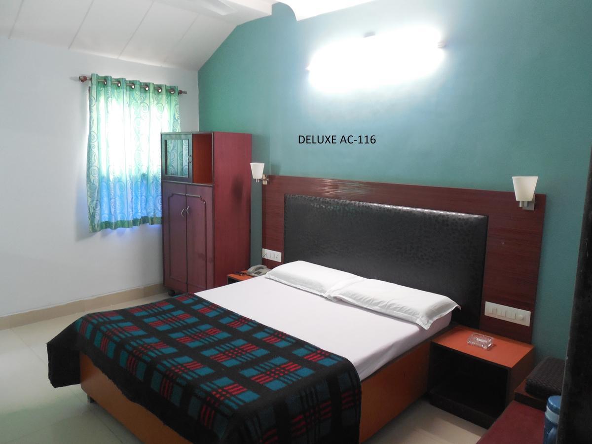 Hotel Silver Springs Ahmedabad Eksteriør billede