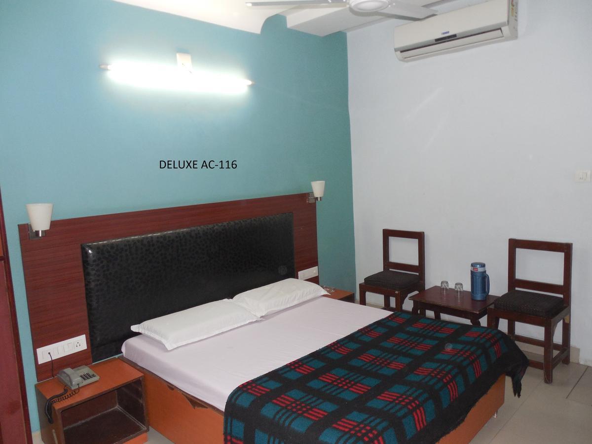Hotel Silver Springs Ahmedabad Eksteriør billede